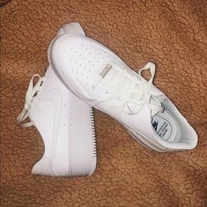 NEVER WORN WOMENS NIKE AIR FORCE 1 SAGE LOW